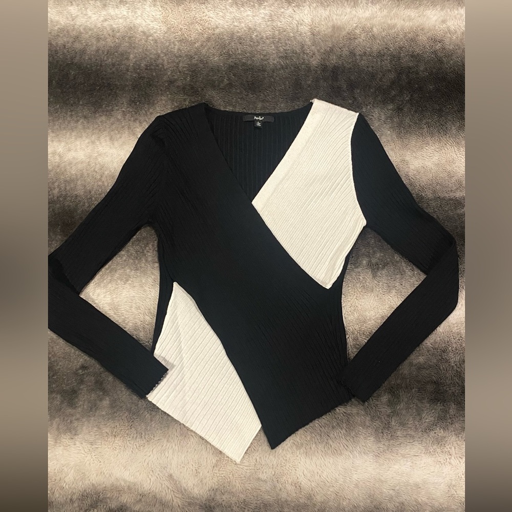 Papaya V- Neck long Sleeve Black and White Size: Large